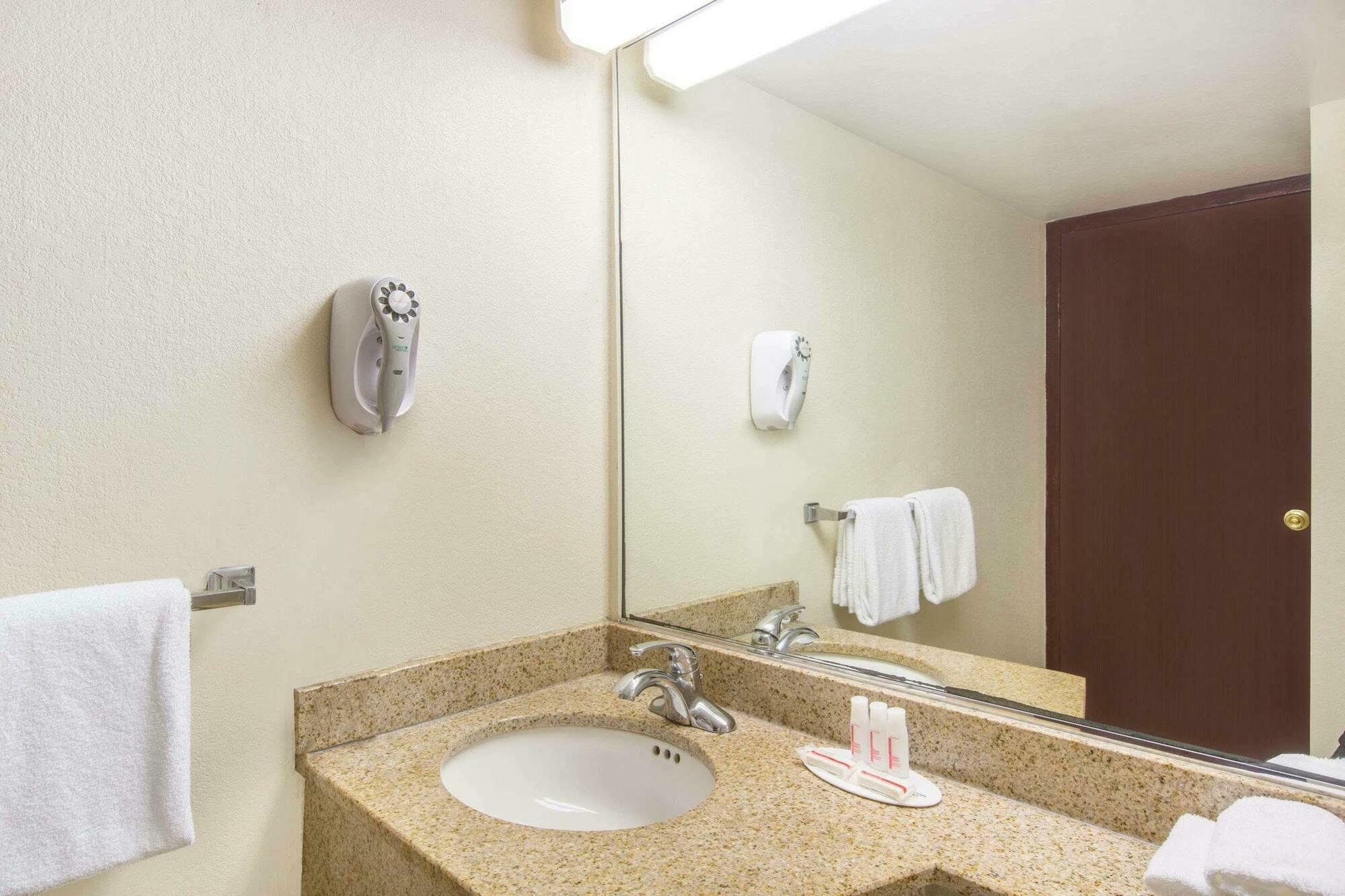 Howard Johnson By Wyndham Bartonsville/Poconos Area Extérieur photo